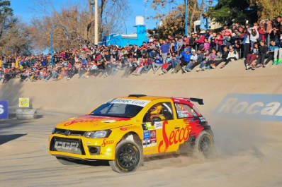 Padilla, líder del torneo, sufrió un vuelco que le hizo perder más de 40”