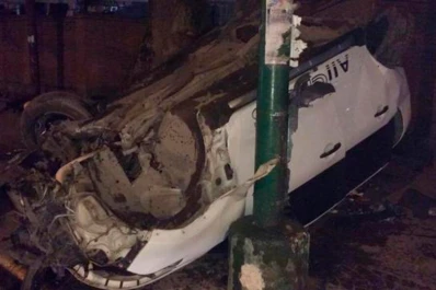 Video: así quedó la camioneta que chocó y volcó en la avenida Aconquija