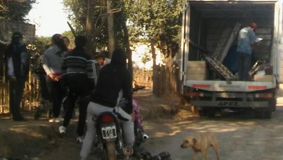 Reparten mercadería en el sur y los acusan por clientelismo