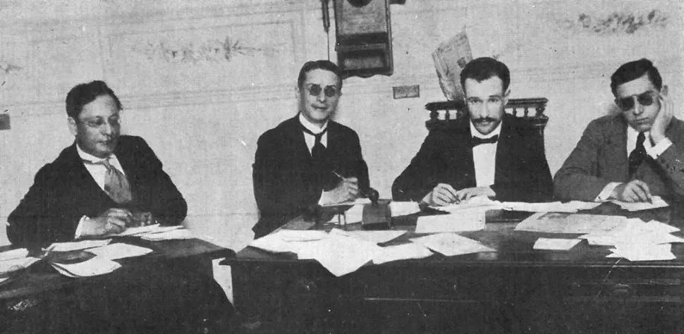 LA VIEJA REDACCIÓN. Grupo de periodistas de LA GACETA en 1916. Acaso entre ellos está Luis Perinetti Biestro. 