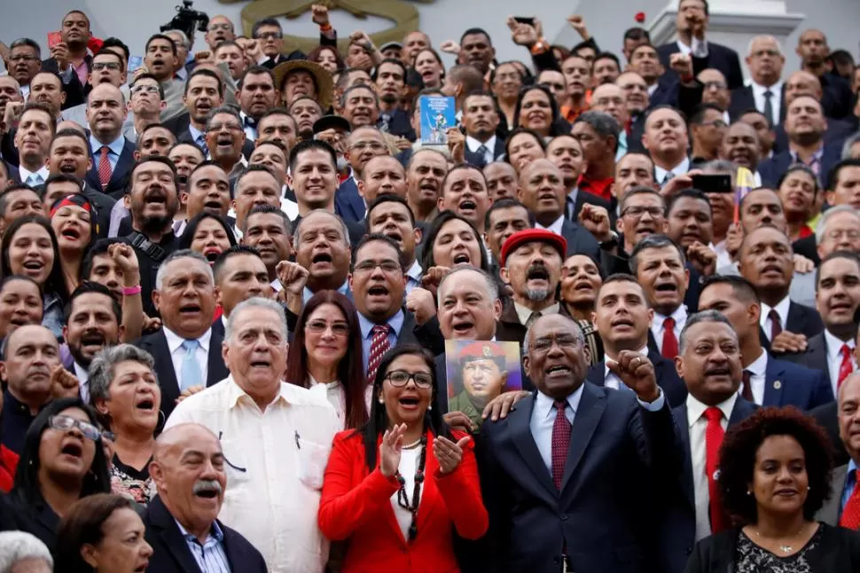 FESTEJOS. Los constituyentes, que simpatizan con el Gobierno de Maduro, celebran la conformación del cuerpo.  