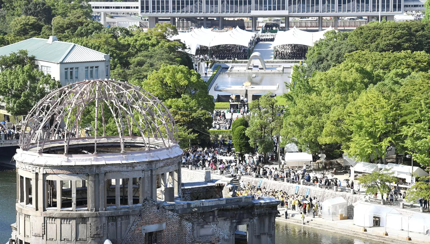 EL DOLOR. Miles de japoneses recordaron a las víctimas del ataque. REUTERS