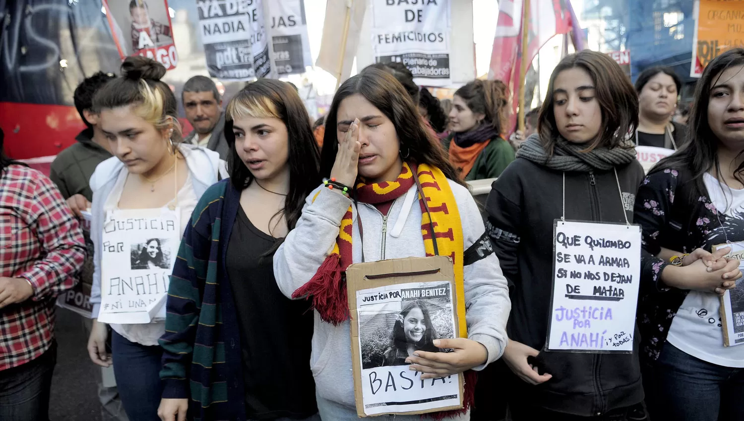 DOLOR. Amigas de Anahí lloran durante una marcha para pedir justicia. DYN