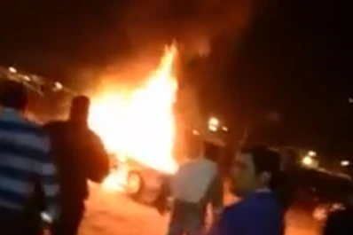 Video: se incendió un auto en el estacionamiento de un boliche en San Andrés