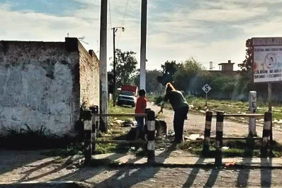 Enseñando a ensuciar y a violar las reglas sociales