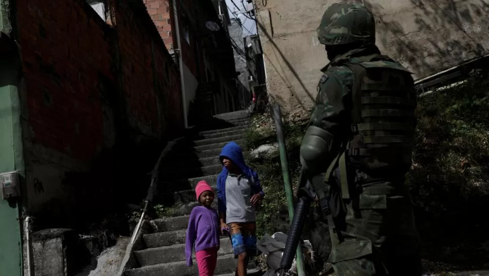 MILITARIZADA. Fuerzas de seguridad volvieron a copar favelas cariocas. Reuters