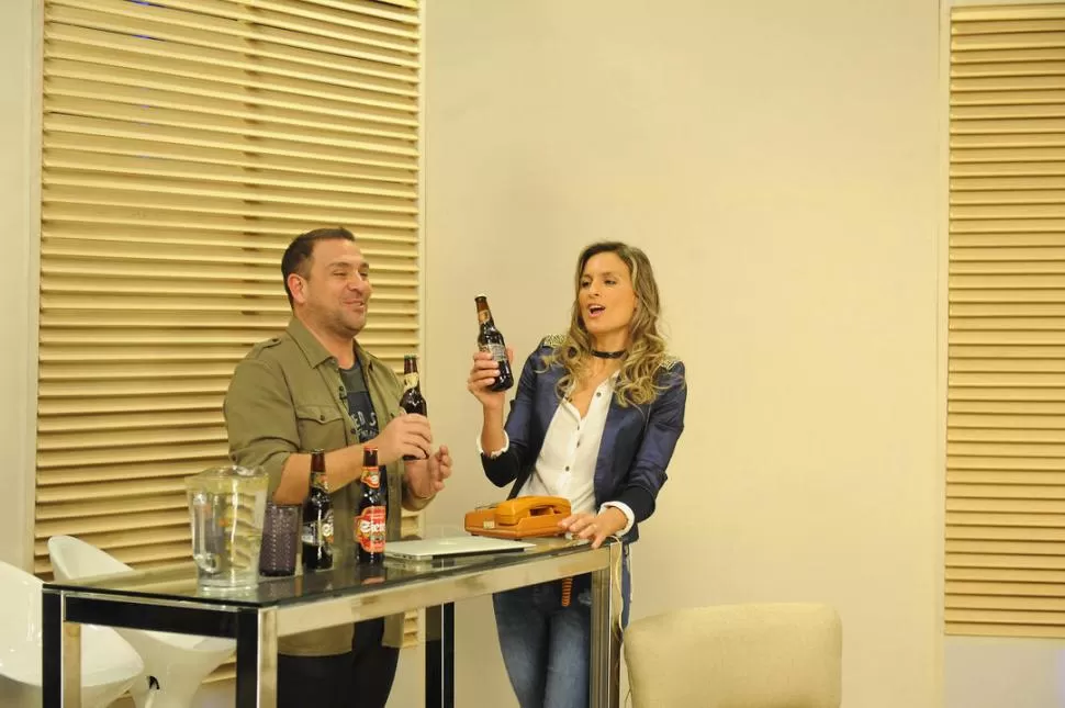 EN VIVO. Renzo Spuches y Lucía Merletti, durante el debut de “Hashtag”. 