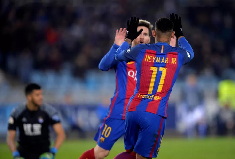 AMIGOS. Messi y Neymar se respaldaron en momentos difíciles.  