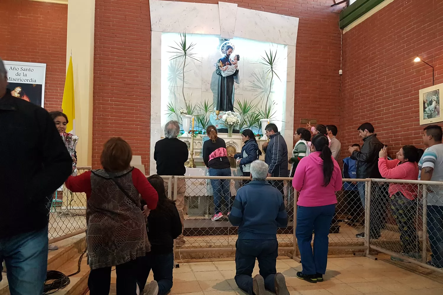 DEVOCIÓN. Los fieles le rezan a San Cayetano..FOTO LA GACETA/ LUCIANA COLLADO.