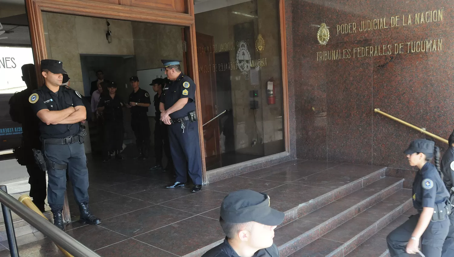 TRIBUNALES FEDERALES. Policías custodian la sede de la Justicia Federal en Tucumán. ARCHIVO