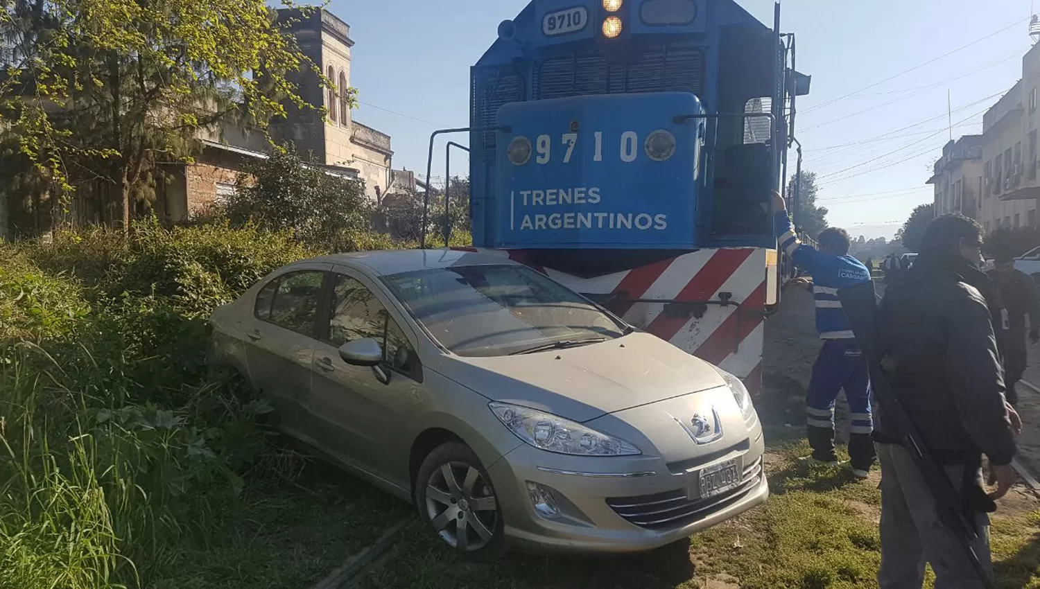 Insólito: dejó el auto sobre las vías y el tren se lo llevó