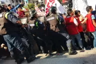 Denuncian que la Policía reprimió una marcha frente a la Casa de Gobierno