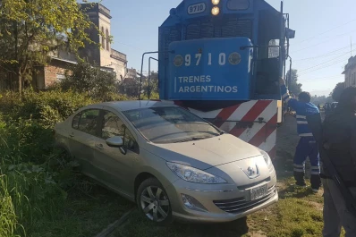 Insólito: dejó el auto sobre las vías y el tren se lo llevó