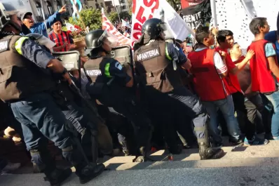 Denuncian que la Policía reprimió una marcha frente a la Casa de Gobierno