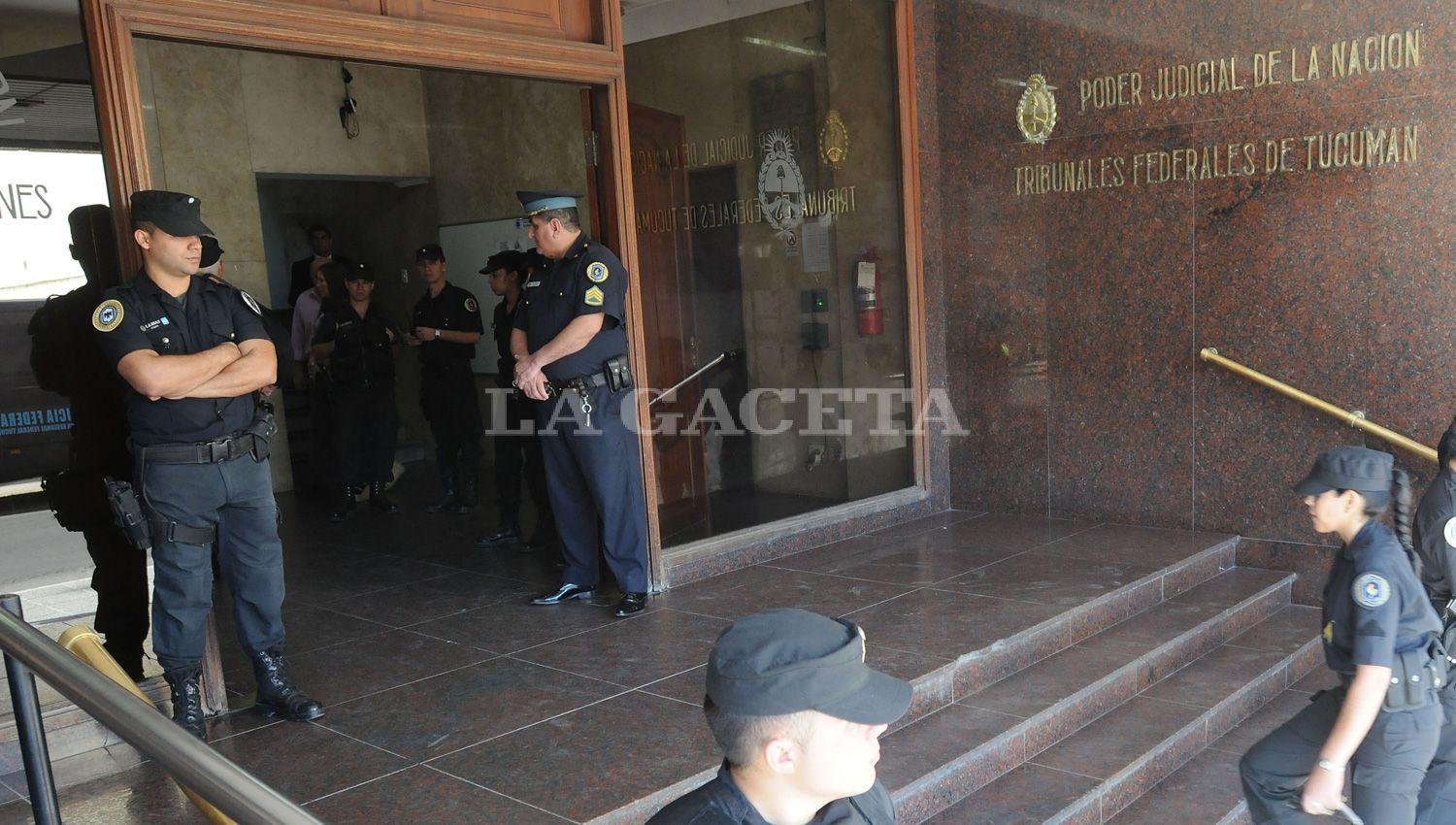TRIBUNALES FEDERALES. Policías custodian la sede de la Justicia Federal en Tucumán. ARCHIVO