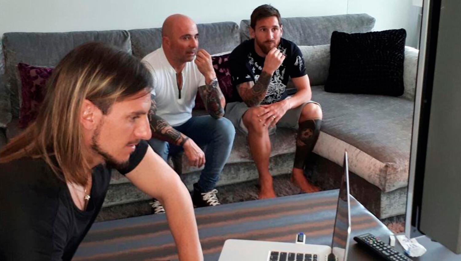 REUNIDOS. Sampaoli, Messi y Beccacece, en la casa del astro. (FOTO TOMADA DE TWITTER)