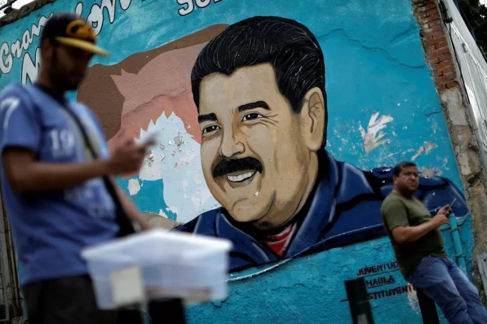 CONTRASTE. En las paredes de Caracas pintan a un Maduro afable, pero los “muros” de Internet lo tachan de tirano. Reuters