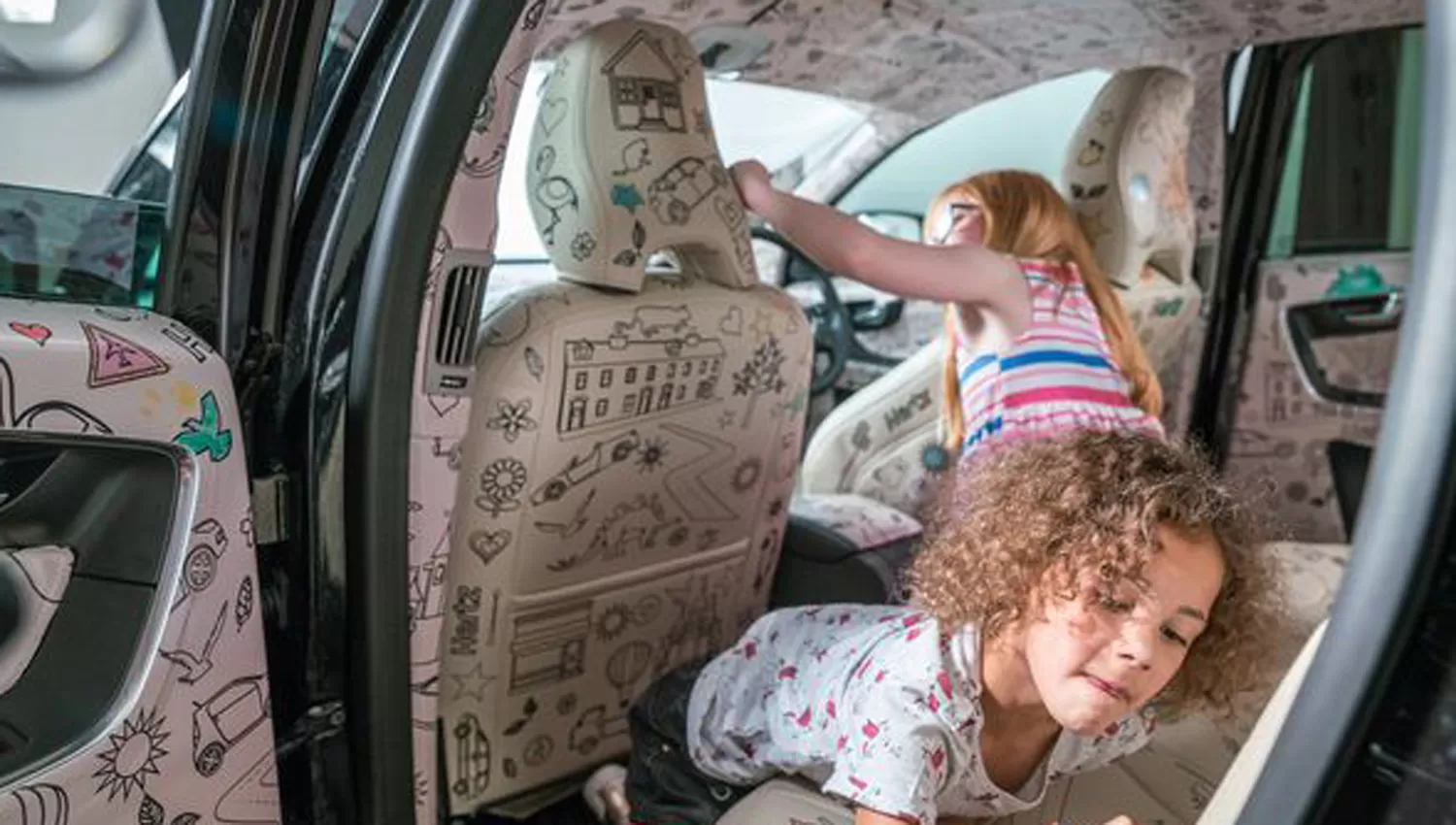 Para los padres: el primer auto con tapizados coloreables para entretener a sus bebés