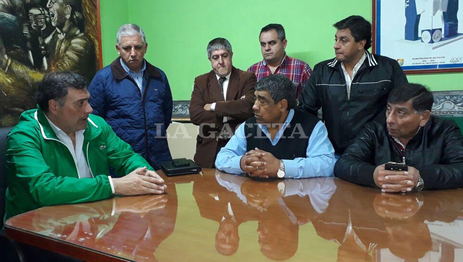 MESA DE DIALOGO. Najar (verde) y González (de chaleco) mantuvieron un encuentro en la sede municipal. LA GACETA / FOTO DE ANALÍA JARAMILLO