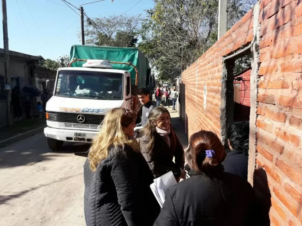 OPERATIVO. Costa (de bufanda) en una de las entregas de Ayudas Urgentes. twitter @costa_laurita