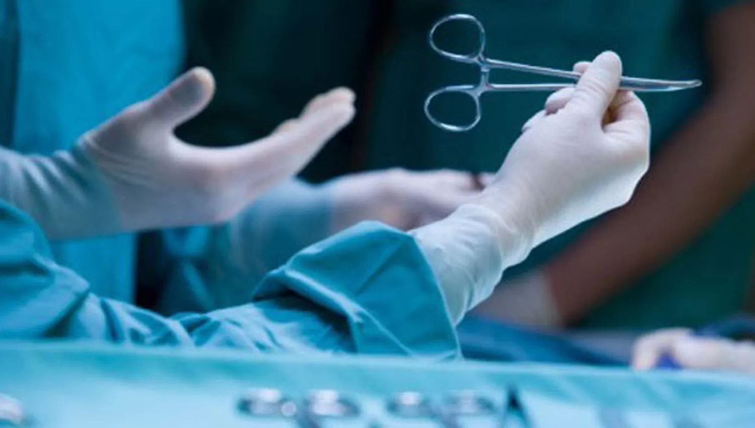EN EL QUIRÓFANO. Cirujanos manipulan instrumentos durante una operación. FOTO TOMADA DE RADIO UCHILE