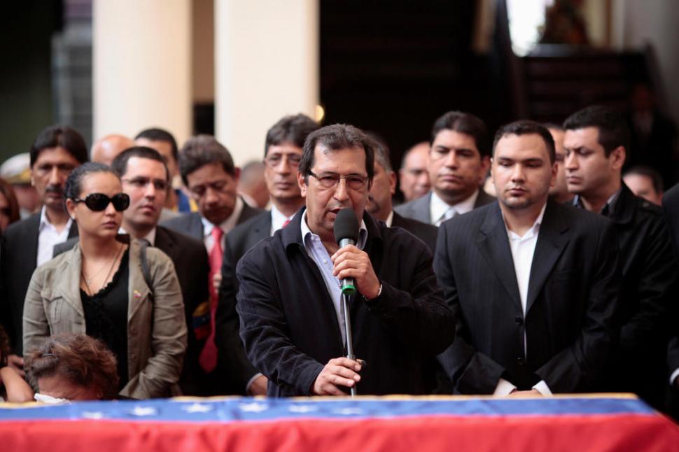 EN 2013. Adán Chávez habla durante el funeral de su hermano, Hugo. reuters