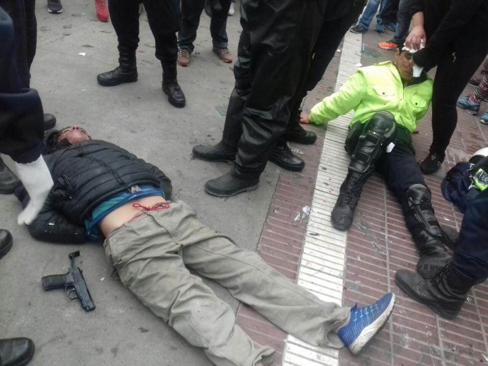 Un agente evitó a trompadas el asalto a un local