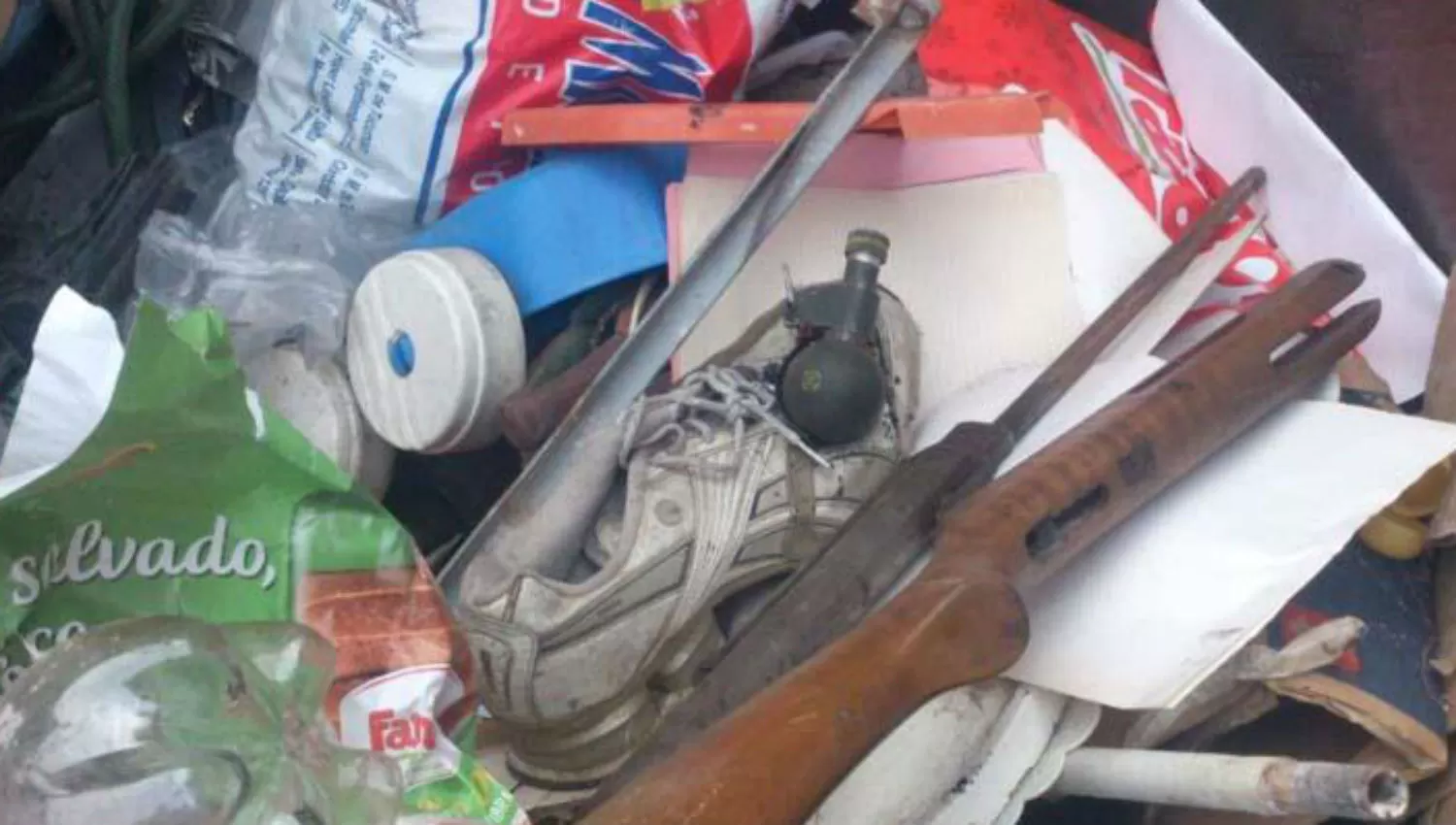 ENTRE LA BASURA. La granada fue encontrada por un empleado de la Municipalidad de Concepción. FOTO DE PRIMERAFUENTE.COM.AR