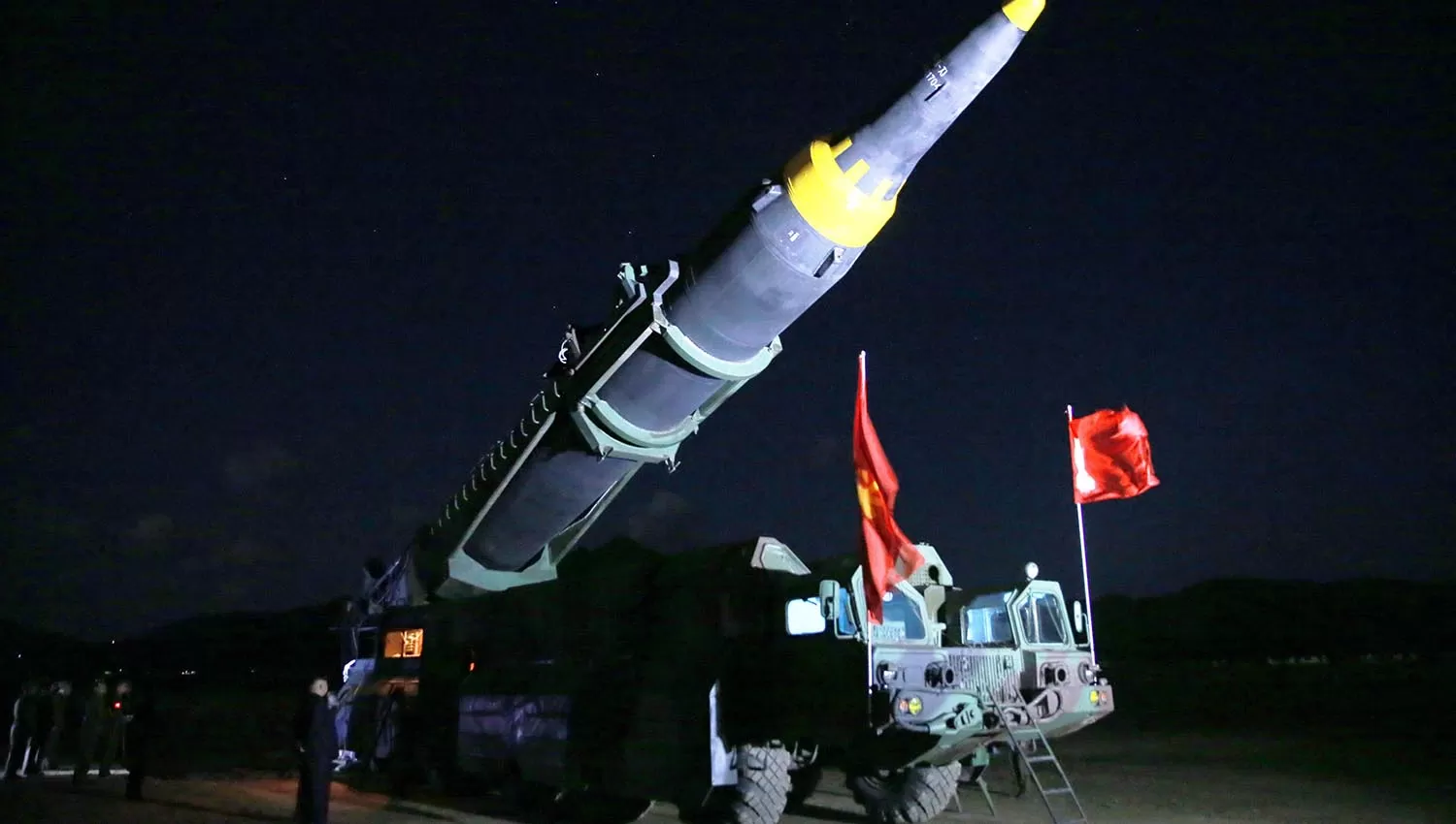 PODERÍO MILITAR. Uno de los misiles con los que Corea del Norte amenaza con atacar territorio norteamericano. REUTERS