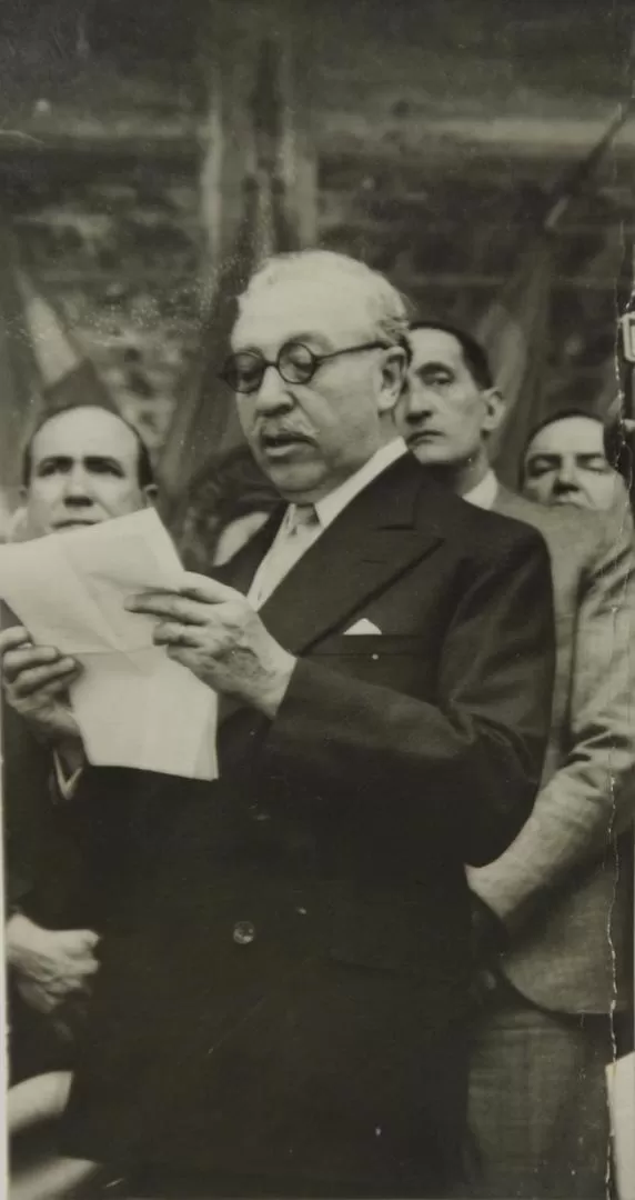 GREGORIO ARÁOZ ALFARO. El célebre médico y catedrático tucumano pronunciando un discurso, en la década de 1930. 