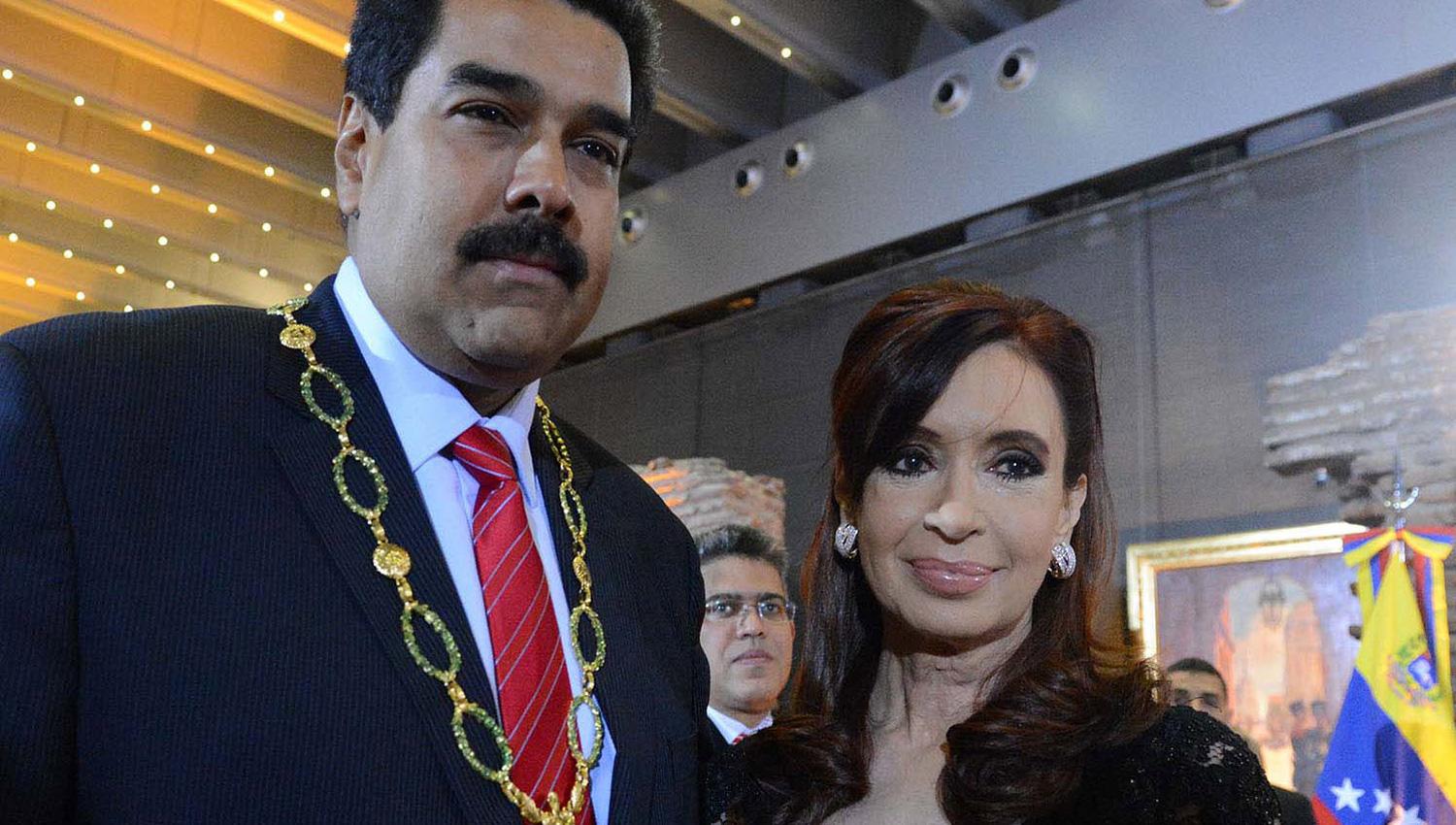 OTROS TIEMPOS. Hace cuatro años, Cristina Fernández condecoró a Maduro. TÉLAM