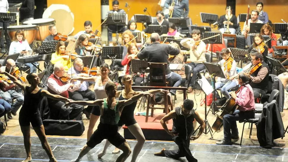 JUNTOS. Orquesta y ballet, en ensayo sobre el escenario extendido.LA GACETA / FOTO DE HÉCTOR PERALTA.-