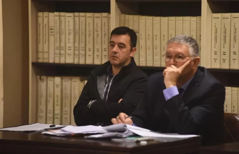 IMPUTADO. Molina (izquierda) escucha desde el banquillo de los acusados a sus ex compañeros de Tribunales. la gaceta / foto de osvaldo ripoll