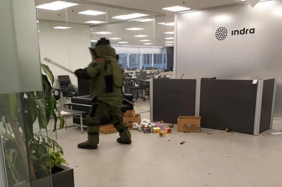 ANTIBOMBA. Personal especializado revisó el lugar de la explosión y las oficinas restantes buscando indicios. dyn