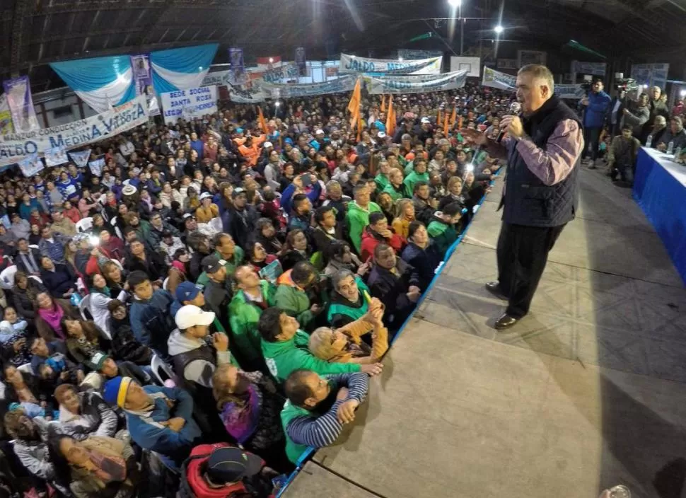 EN SU TIERRA. Jaldo encabezó anoche en Trancas el cierre de la campaña de la lista oficial del Frente Justicialista. twitter