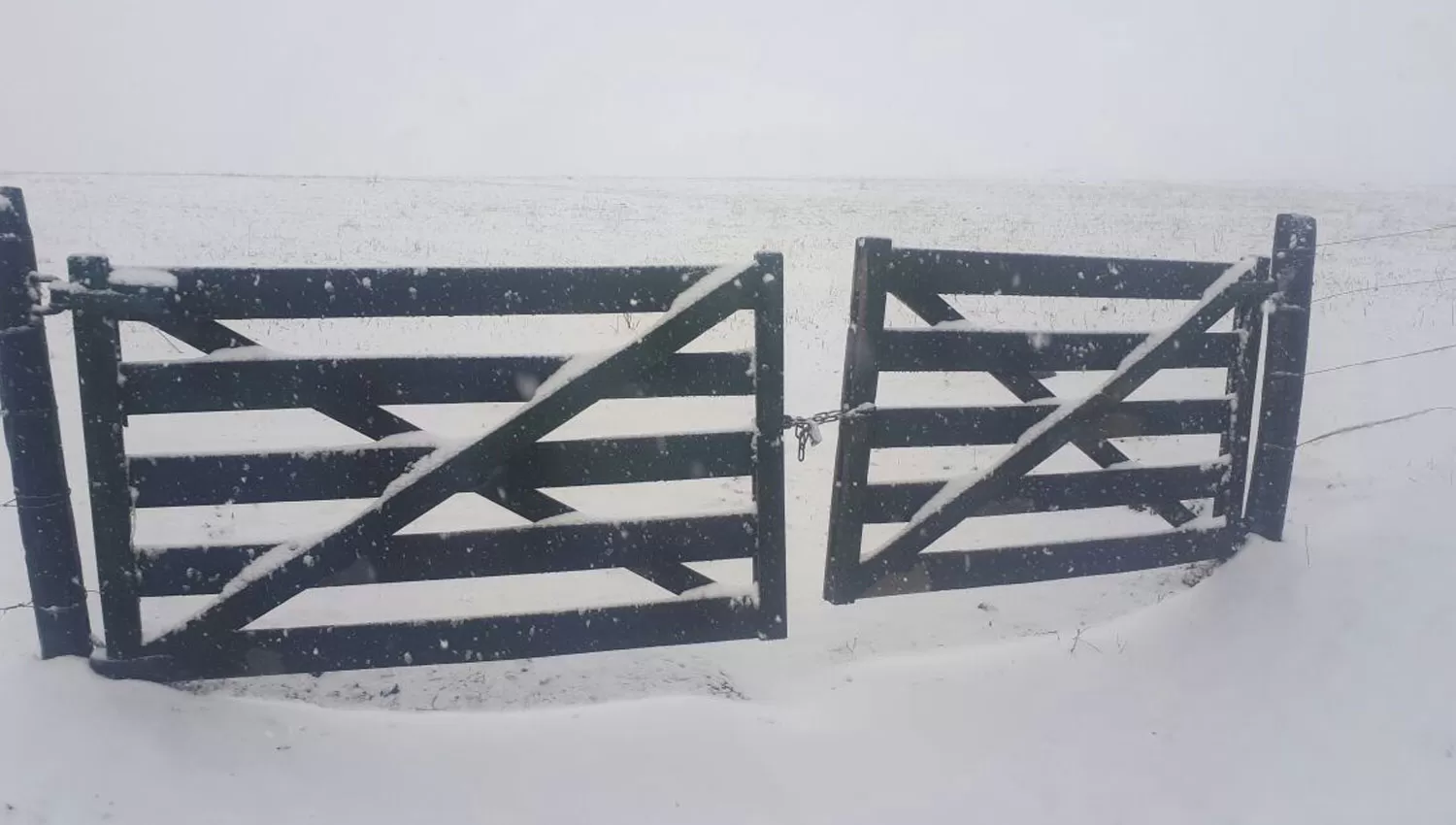 MANTO BLANCO. Una tranquera, rodeada por la nieve. FOTO DE JAVIER ASTORGA
