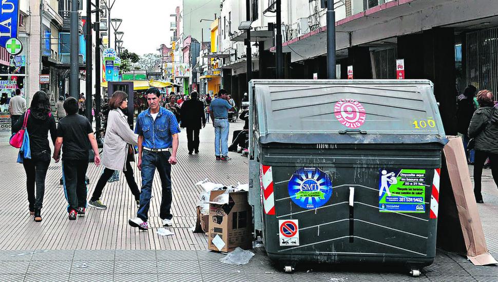 Los malos olores no se van de las peatonales