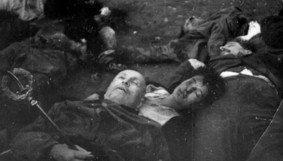 BENITO MUSSOLINI. Dramática foto del “Duce” y su amante Clara Petacci muertos, en abril de 1945. 