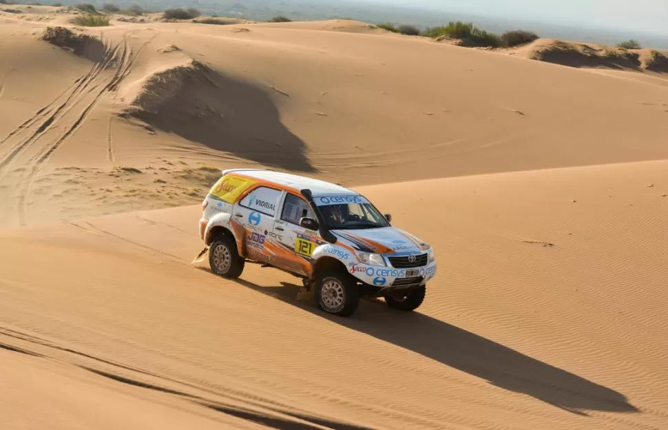 PAISAJE ÚNICO. La Toyota SW4 avanza por las dunas a toda velocidad; Ricardo Neme, acompañado por Rodolfo Bollero tuvieron una mejor segunda etapa. PACO FOTO AGENCIA