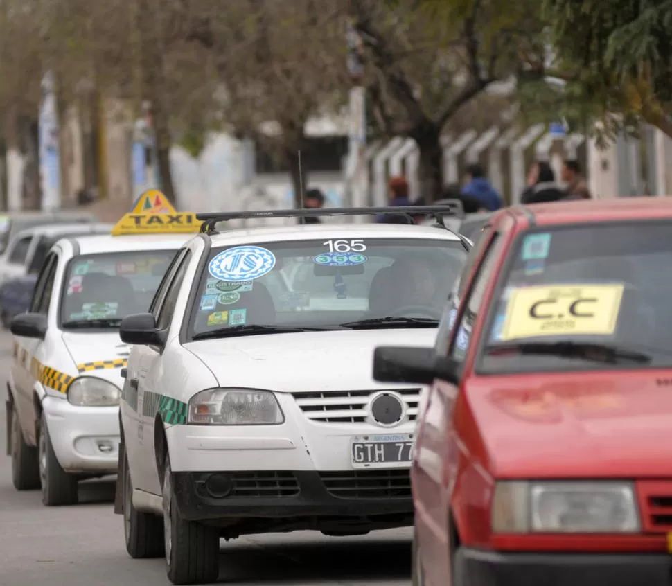 ¿LA ÚLTIMA IMAGEN?. En los comicios de 2015, cientos de taxis y autos particulares fueron contratados por políticos. la gaceta / foto de inés quinteros orio (archivo)