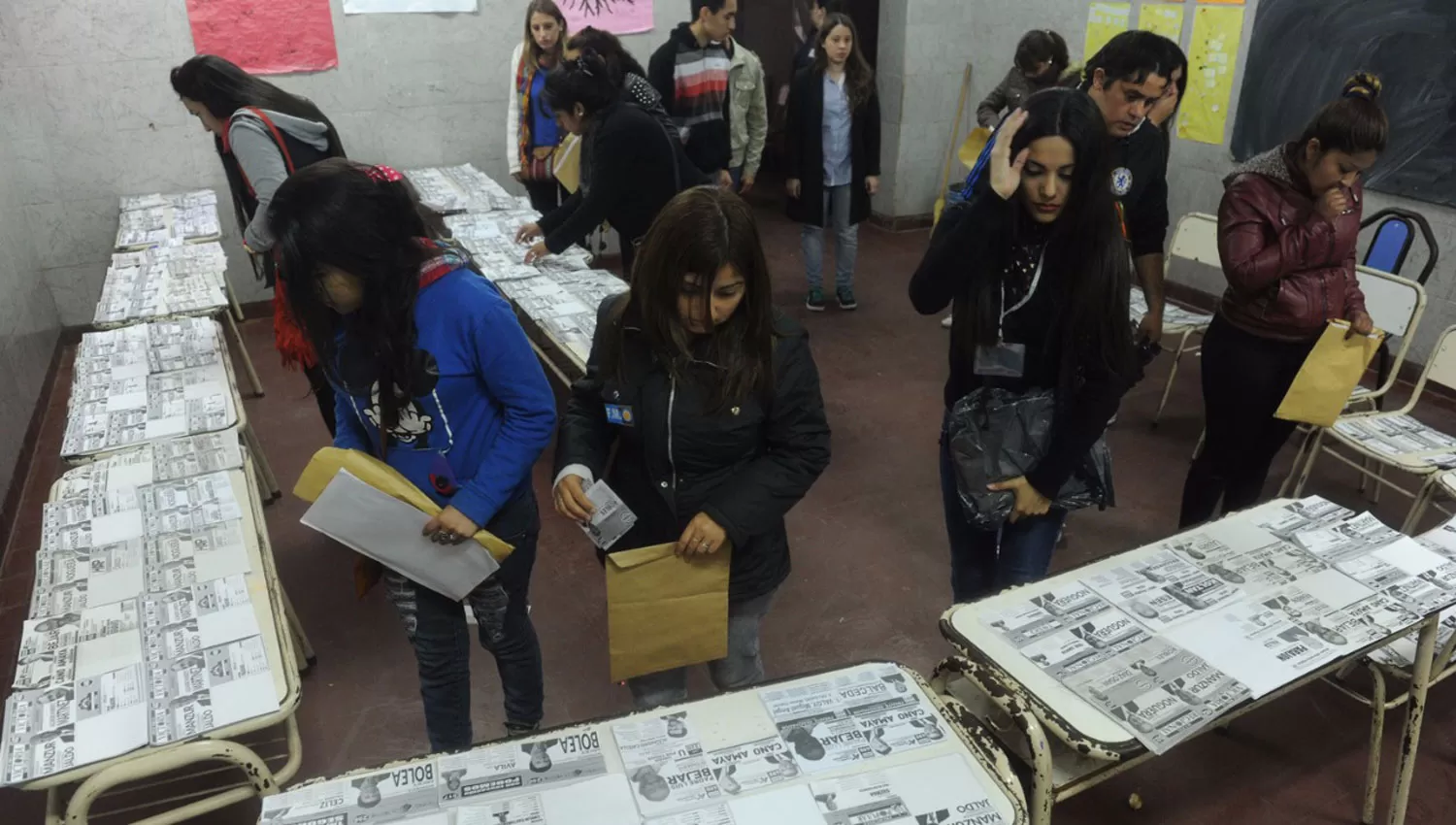 CUARTO OSCURO. Fiscales de mesa verifican las boletas durante las elecciones de 2015. ARCHIVO