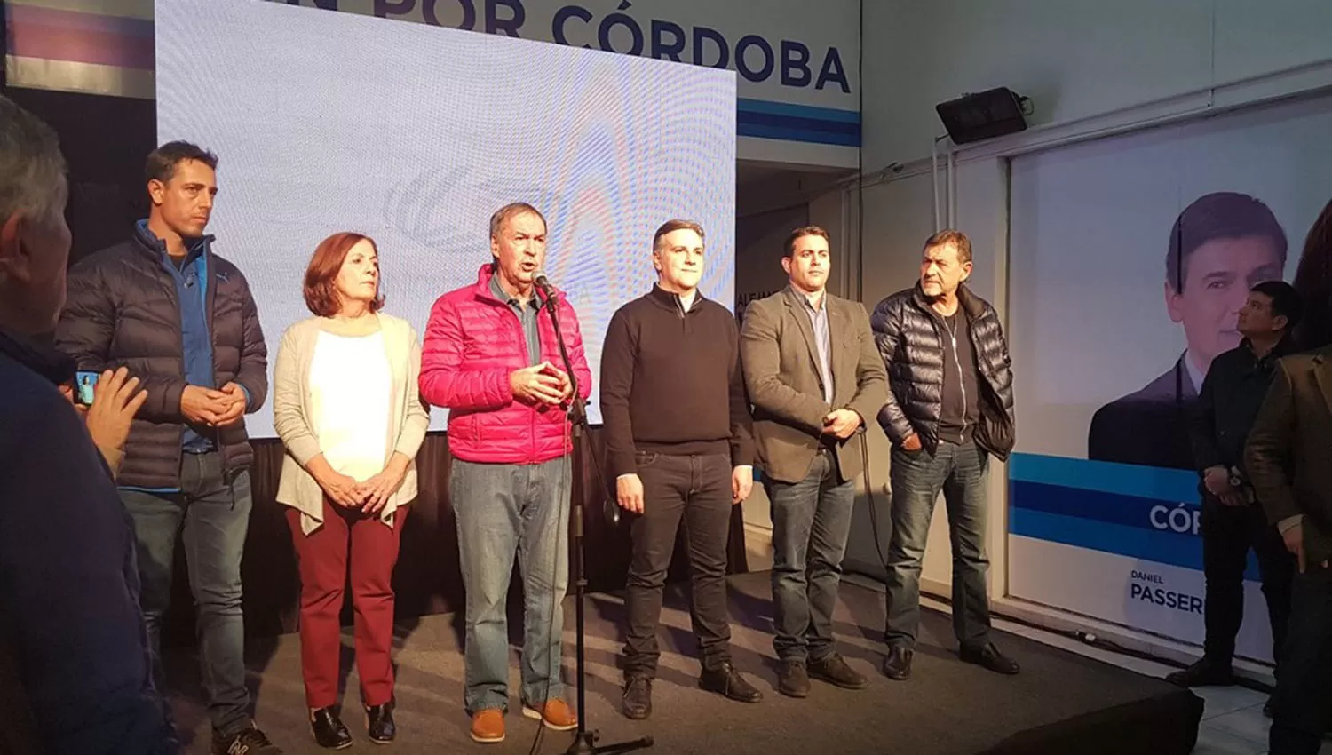 Eel gobernador de Córdoba, Juan Schiaretti (frente al micrófono), admitió el triunfo de la coalición Cambiemos. FOTO TOMADA DE TWITTER