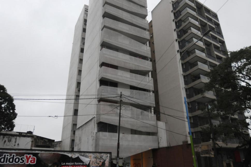 MATE DE LUNA AL 2.000. En este edificio se produjo el incidente que involucró a Martín Chaín Núñez.  LA GACETA / FOTO DE ANALIA JARAMILLO
