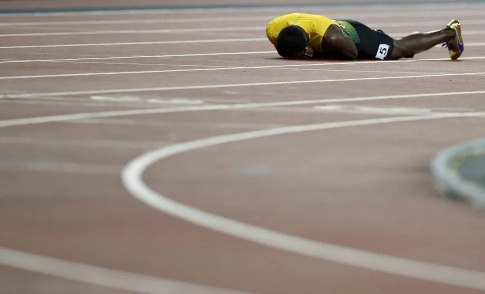 FINAL INESPERADO. Bolt terminó tendido sobre la pista en su última carrera. Su talento y carisma serán difíciles de igualar. reuters