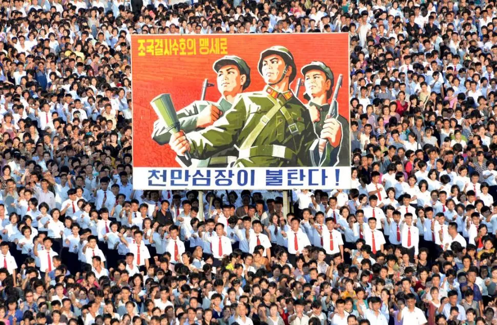 GIGANTESCA MARCHA. Los medios norcoreanos mostraron distintas concentraciones de apoyo a Kim Jong-un. 