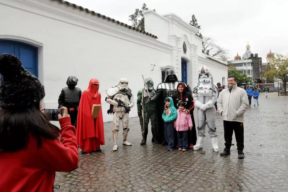 SORPRENDIDOS. Darth Vader y otros personajes de la saga captaron la atención frente a la Casa Histórica. LA GACETA / FOTO DE ANALÍA JARAMILLO.-