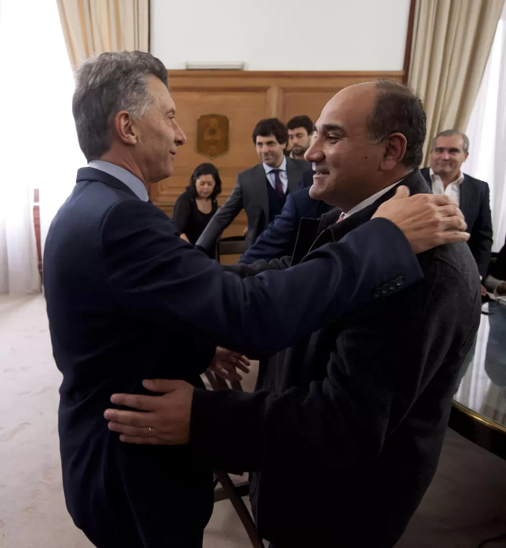 MAYO DE 2016. Macri abraza a Manzur en una reunión con intendentes. 