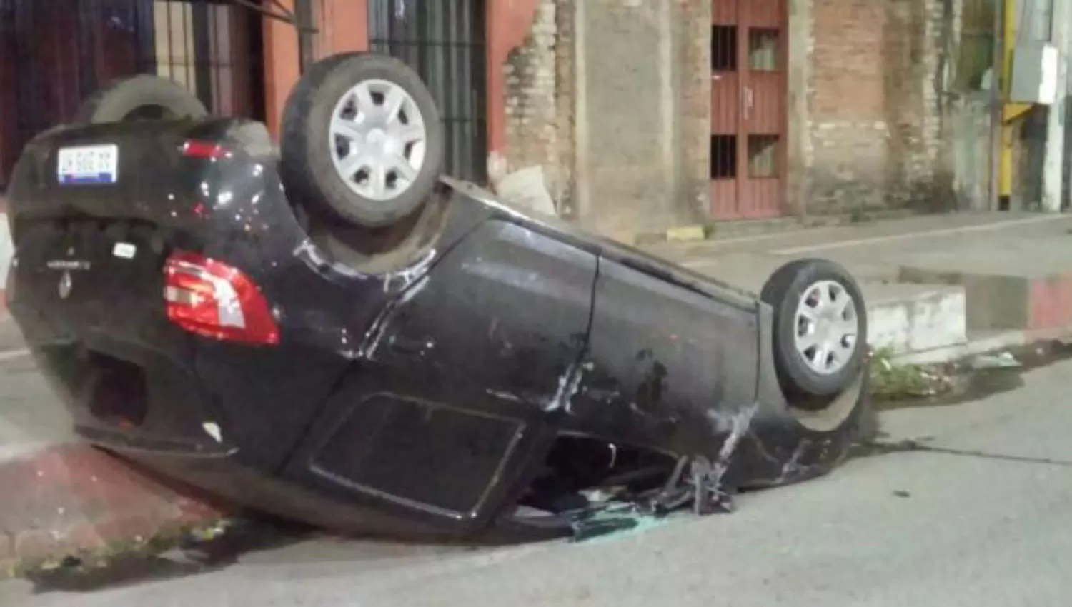 Un auto quedó volcado tras un tremendo choque en Alem y Roca