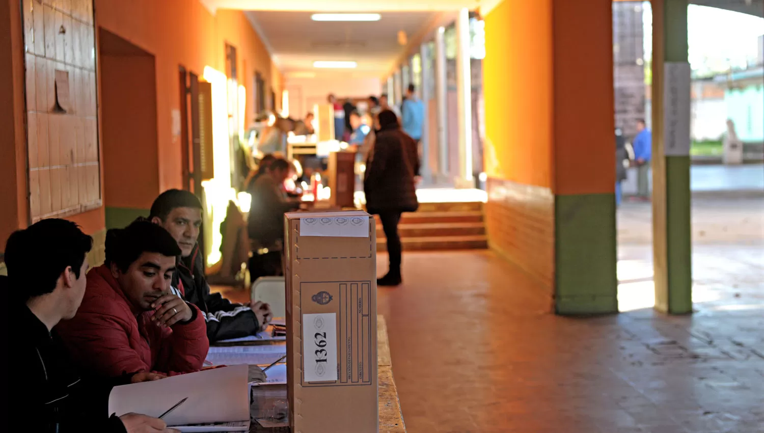 MAÑANA FRÍA Y DE SOL. Las autoridades de mesa esperan votantes en una escuela del interior. LA GACETA / FRANCO VERA