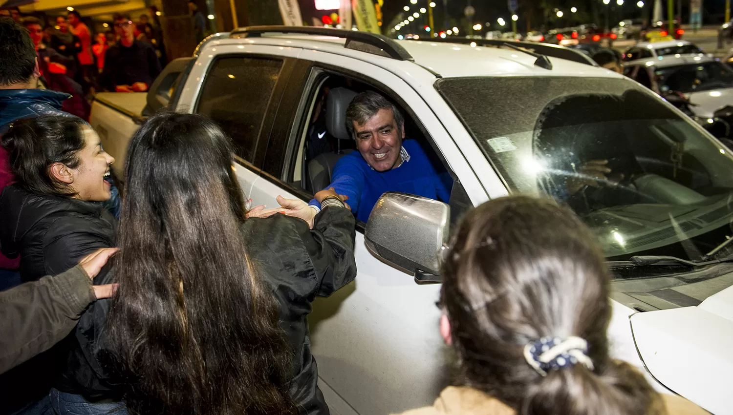 José Cano saluda a militantes mientras sale del búnker de Cambiemos. LA GACETA. 